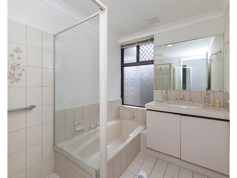 15 Lowrie Grove, Leeming WA 6149