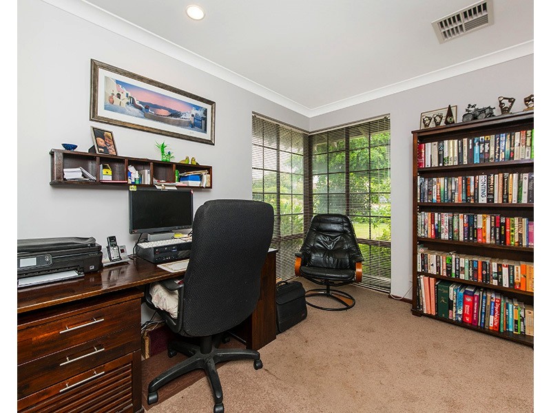 15 Lowrie Grove, Leeming WA 6149