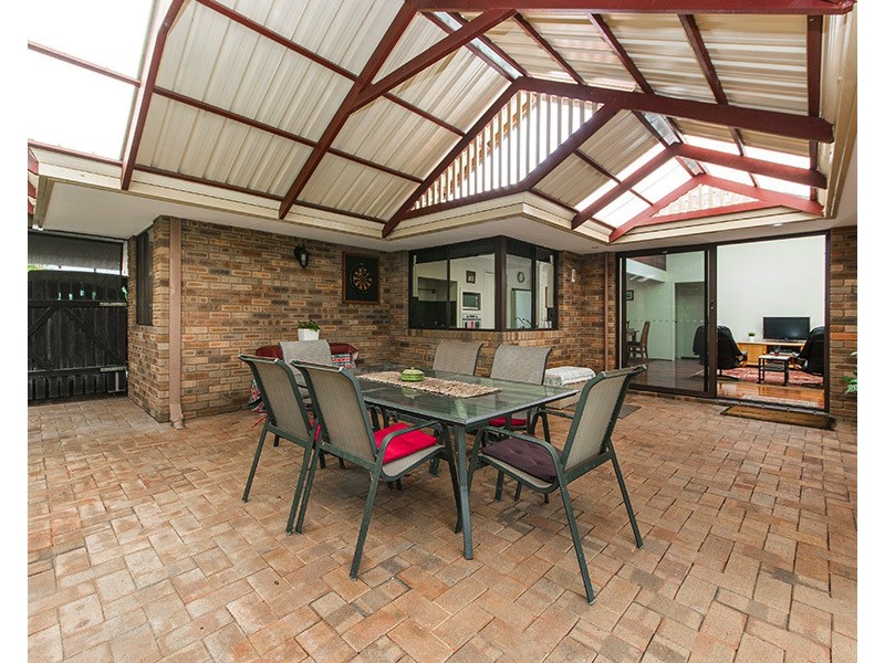 15 Lowrie Grove, Leeming WA 6149