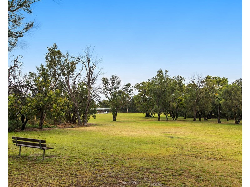 15 Lowrie Grove, Leeming WA 6149