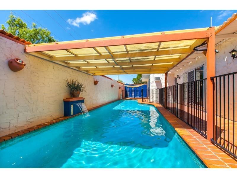 4 Bates Avenue, Park Avenue QLD 4701