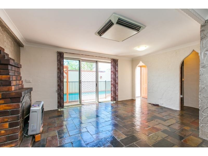 4 Bates Avenue, Park Avenue QLD 4701