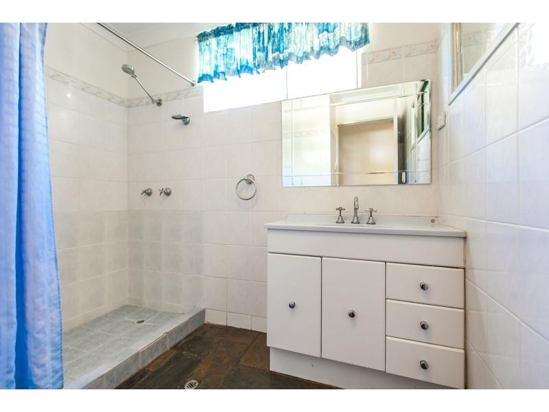 4 Bates Avenue, Park Avenue QLD 4701