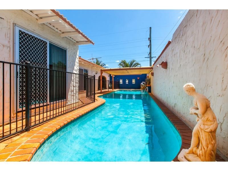 4 Bates Avenue, Park Avenue QLD 4701