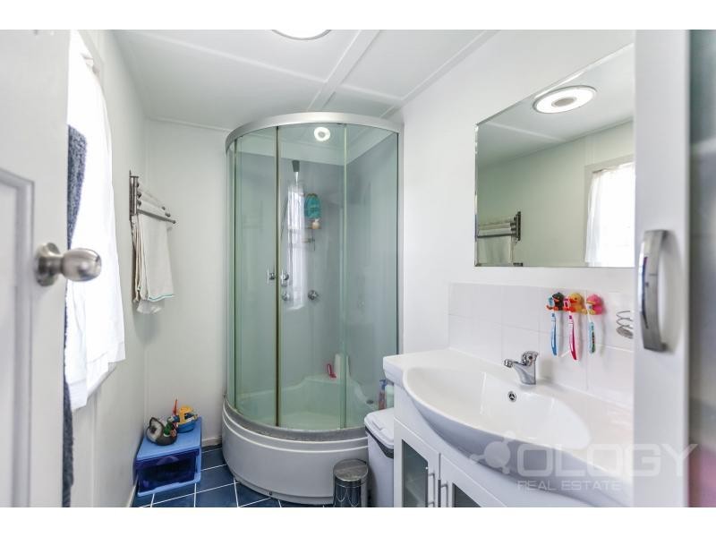 24 Thackeray Street, Park Avenue QLD 4701