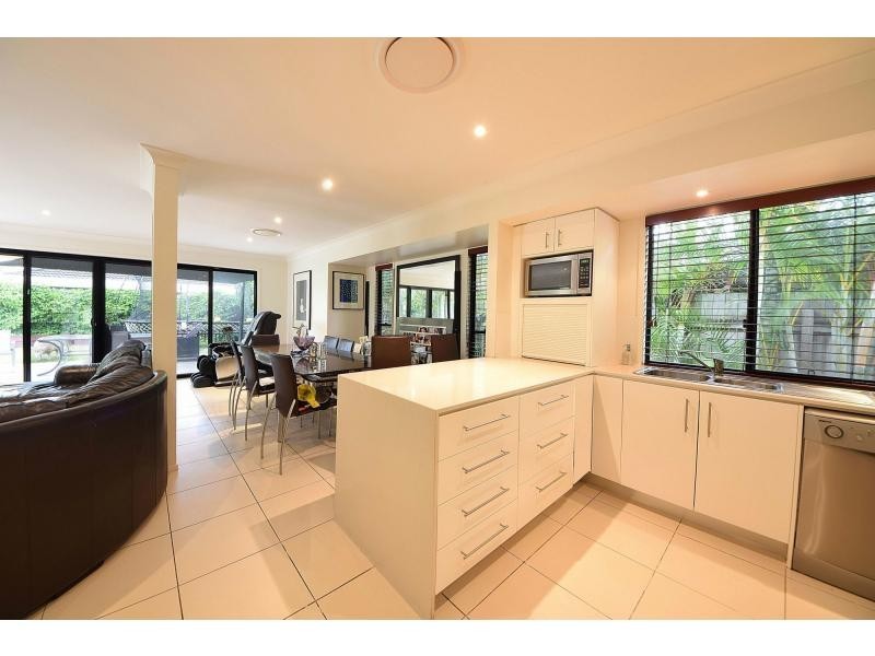 8 Grebe Place, Burleigh Waters QLD 4220