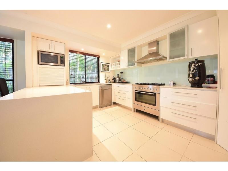 8 Grebe Place, Burleigh Waters QLD 4220