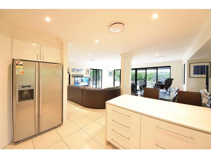 8 Grebe Place, Burleigh Waters QLD 4220