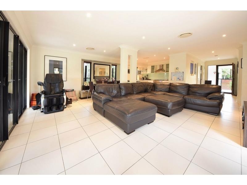 8 Grebe Place, Burleigh Waters QLD 4220