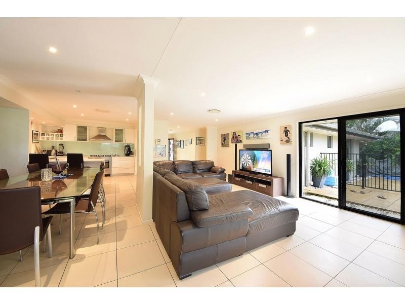 8 Grebe Place, Burleigh Waters QLD 4220