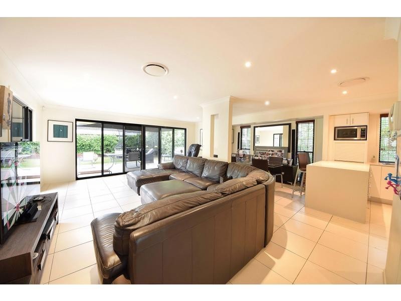 8 Grebe Place, Burleigh Waters QLD 4220