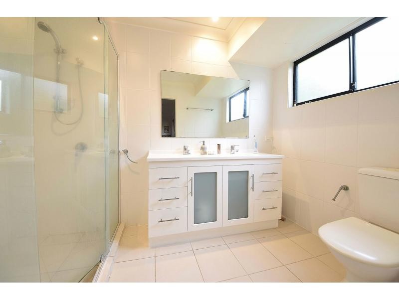 8 Grebe Place, Burleigh Waters QLD 4220