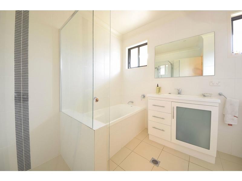 8 Grebe Place, Burleigh Waters QLD 4220