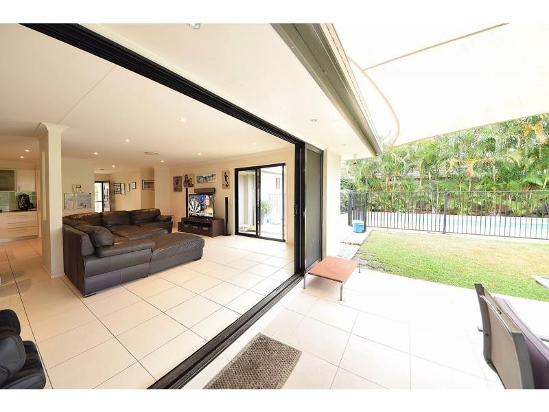 8 Grebe Place, Burleigh Waters QLD 4220