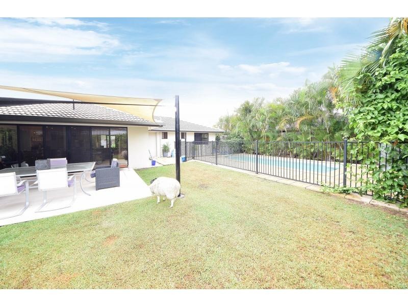 8 Grebe Place, Burleigh Waters QLD 4220