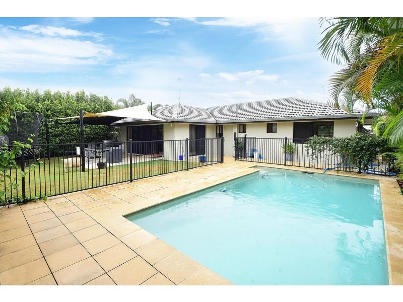 8 Grebe Place, Burleigh Waters QLD 4220