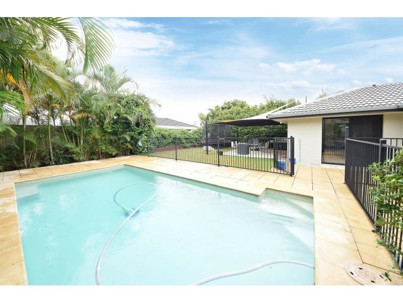8 Grebe Place, Burleigh Waters QLD 4220