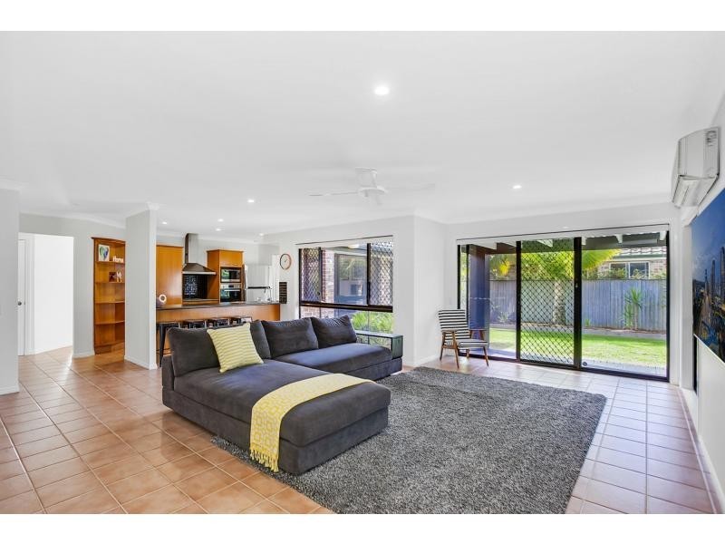 71 Dipper Drive, Burleigh Waters QLD 4220