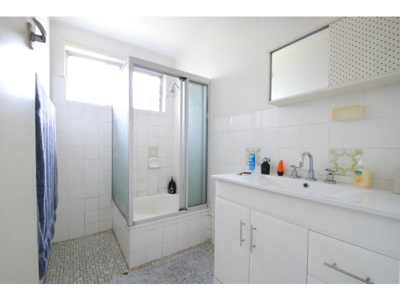 42 Albion Avenue, Miami QLD 4220
