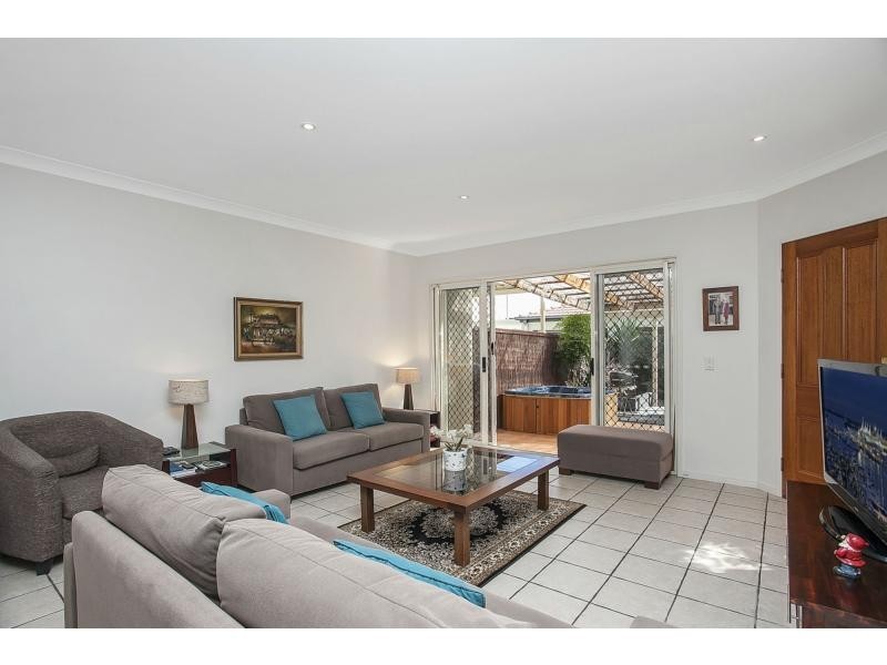 3/10 Anzac Parade, Burleigh Heads QLD 4220