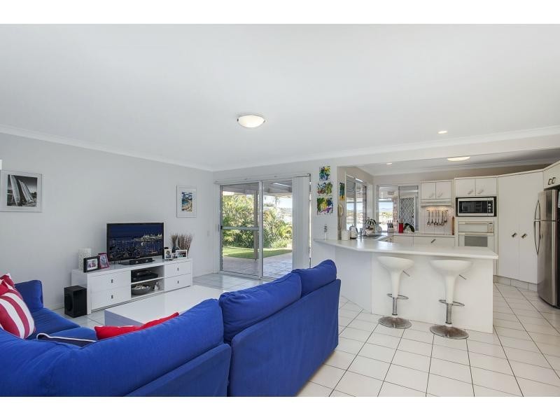 136 Honeyeater Drive, Burleigh Waters QLD 4220