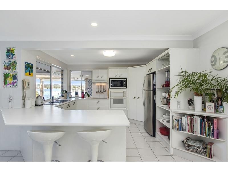 136 Honeyeater Drive, Burleigh Waters QLD 4220