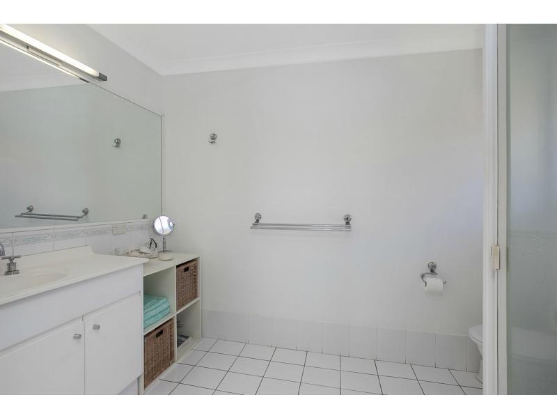 136 Honeyeater Drive, Burleigh Waters QLD 4220