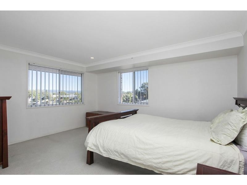 136 Honeyeater Drive, Burleigh Waters QLD 4220