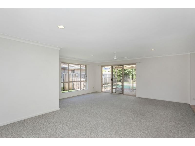 8 Sparrow Place, Burleigh Waters QLD 4220