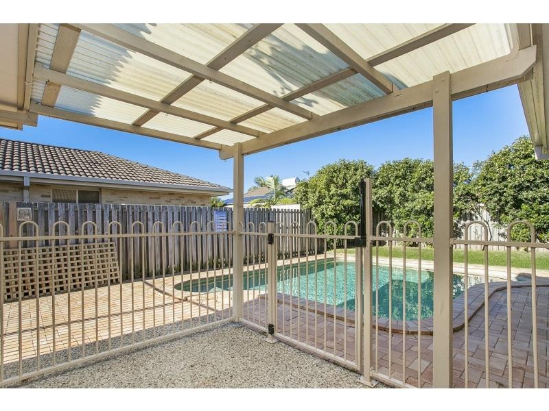 8 Sparrow Place, Burleigh Waters QLD 4220
