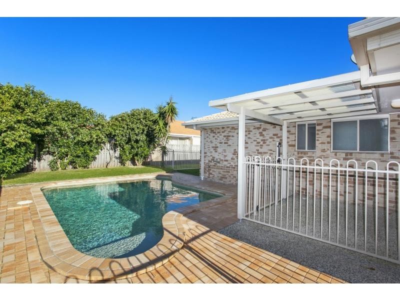 8 Sparrow Place, Burleigh Waters QLD 4220