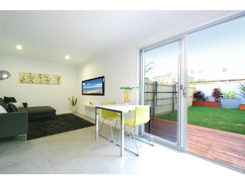2/84 Nobby Parade, Miami QLD 4220