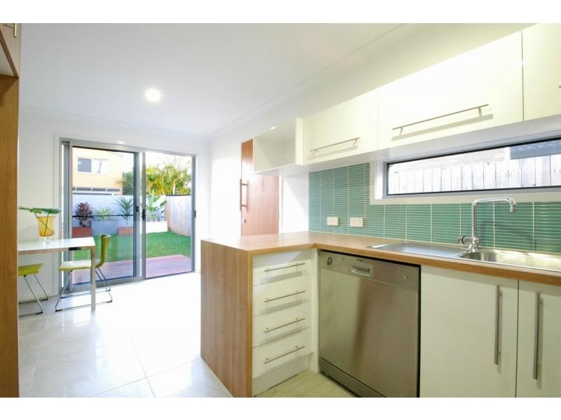 2/84 Nobby Parade, Miami QLD 4220