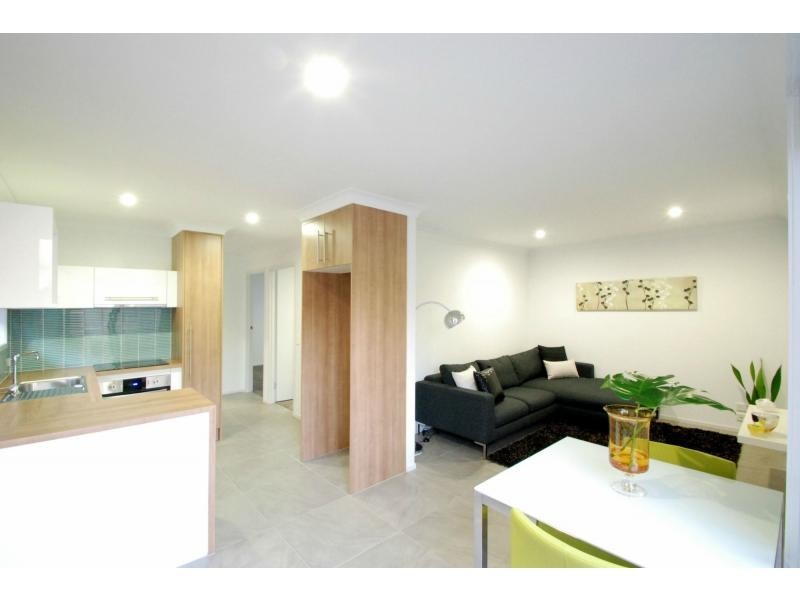 2/84 Nobby Parade, Miami QLD 4220
