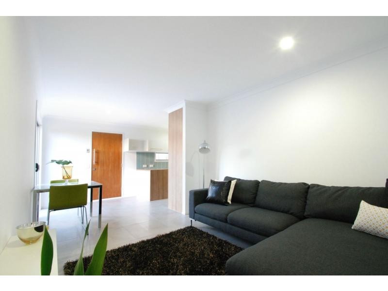 2/84 Nobby Parade, Miami QLD 4220