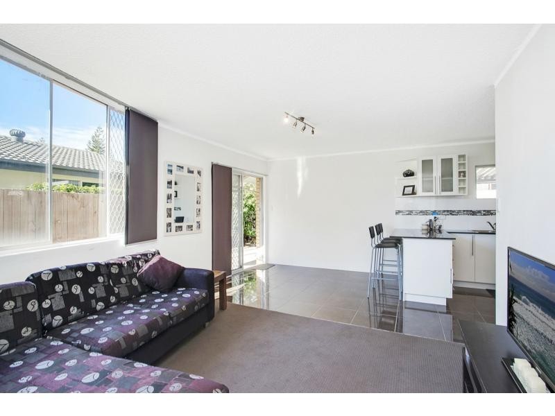 2/21 Messines Crescent, Miami QLD 4220