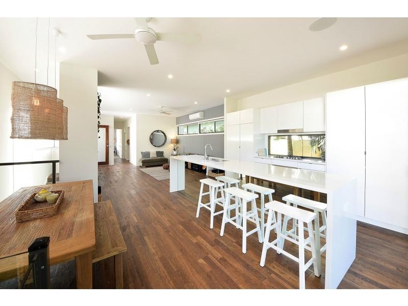 202 Ocean Parade, Burleigh Heads QLD 4220