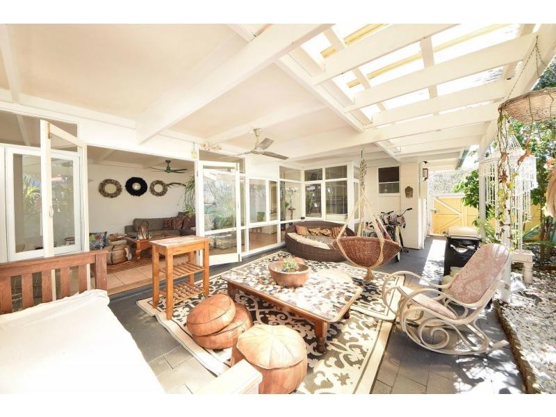 16 Eagle Avenue, Burleigh Heads QLD 4220