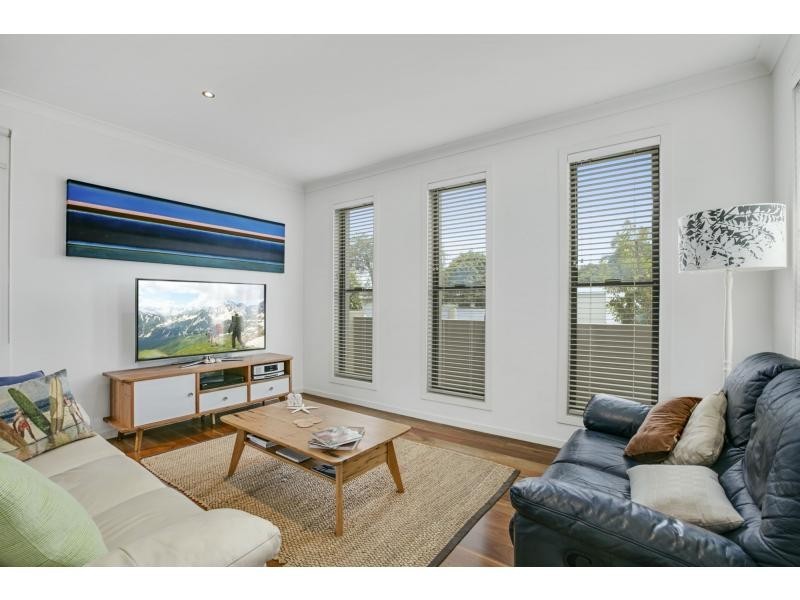 2/44 Dawn Parade, Miami QLD 4220