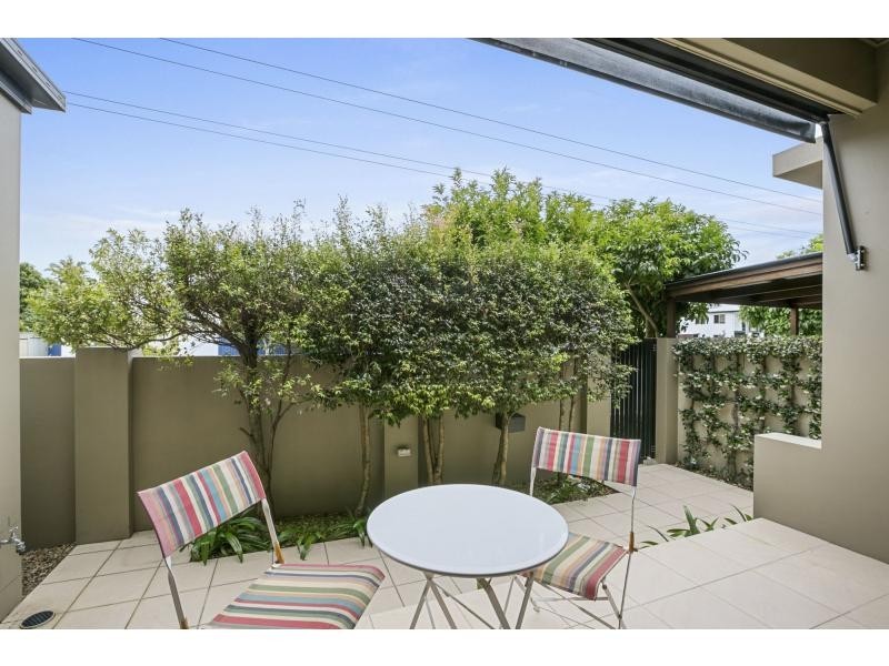 2/44 Dawn Parade, Miami QLD 4220