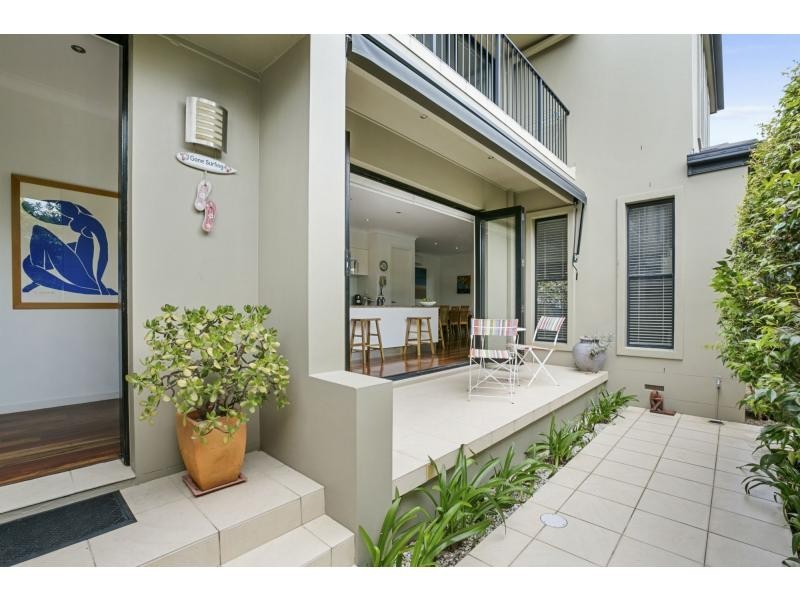 2/44 Dawn Parade, Miami QLD 4220