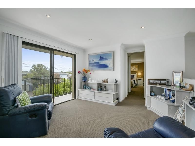 2/44 Dawn Parade, Miami QLD 4220