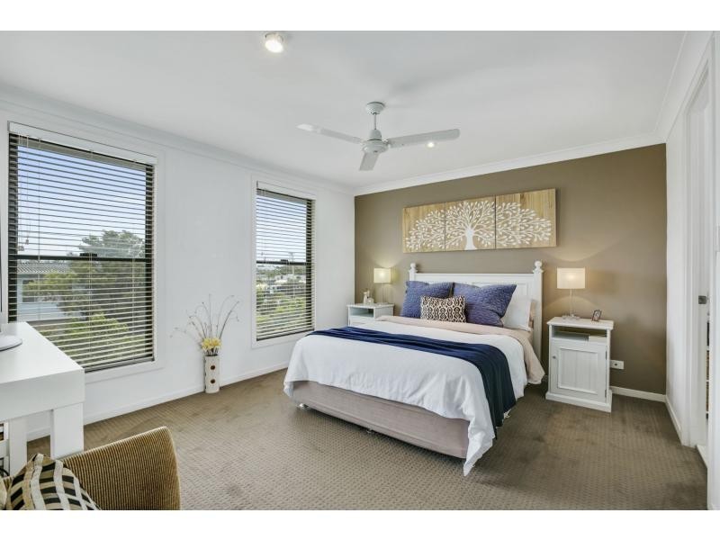 2/44 Dawn Parade, Miami QLD 4220