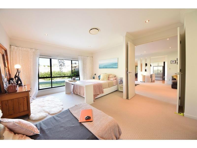 4 Bluejay Street, Burleigh Waters QLD 4220