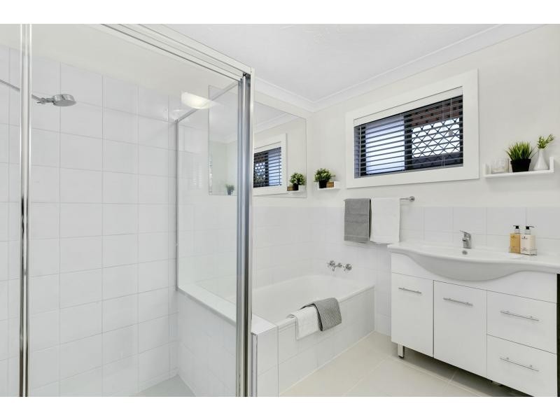 16 Pipit Parade, Burleigh Waters QLD 4220