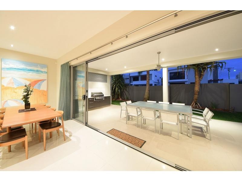 2 Lemana Lane, Burleigh Heads QLD 4220