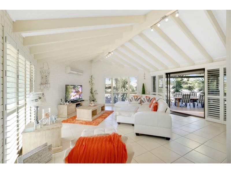 8 Fremar Street, Broadbeach Waters QLD 4218