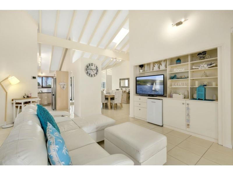 8 Fremar Street, Broadbeach Waters QLD 4218