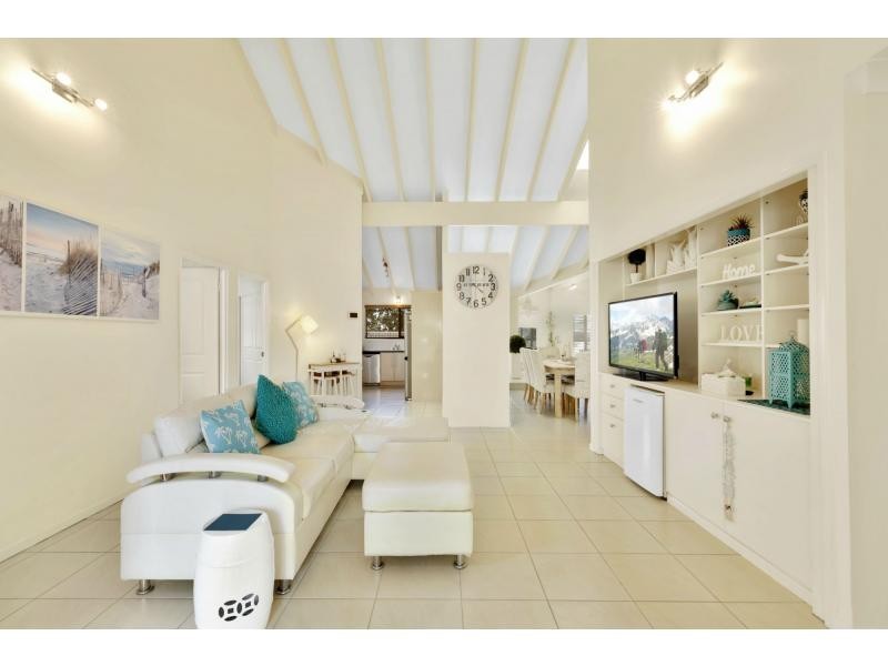 8 Fremar Street, Broadbeach Waters QLD 4218