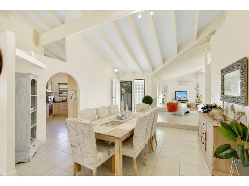 8 Fremar Street, Broadbeach Waters QLD 4218